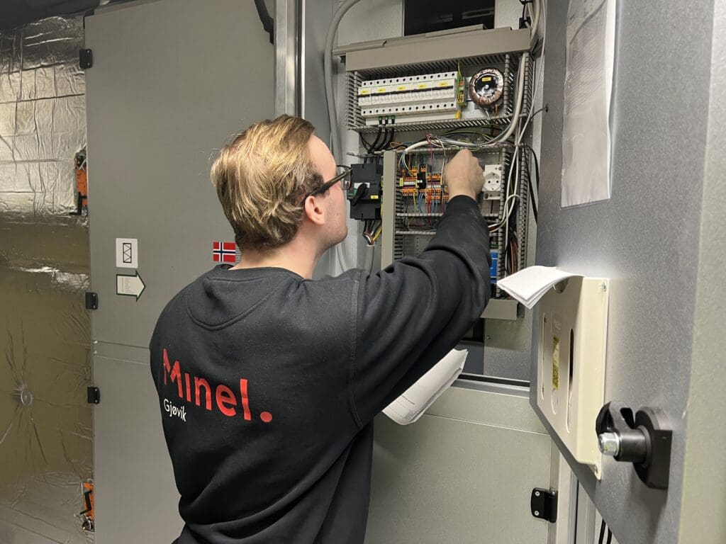 Ung gutt som jobber med elektro- og datateknologi