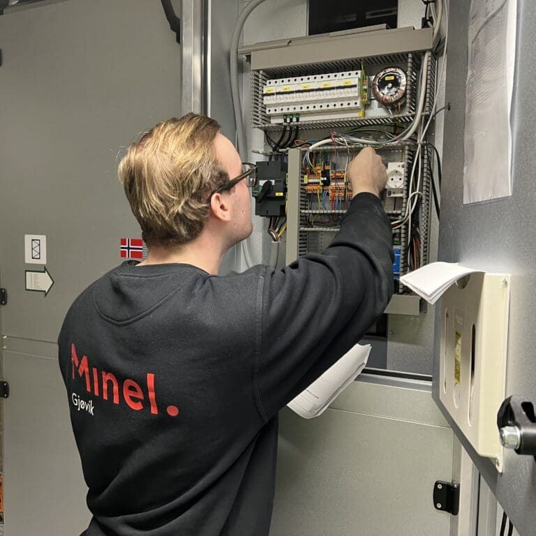 Ung gutt som jobber med elektro- og datateknologi