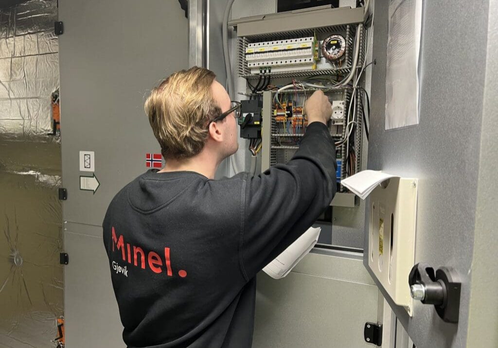 John Magnus Hansebråten Ung gutt som jobber med elektro- og datateknologi