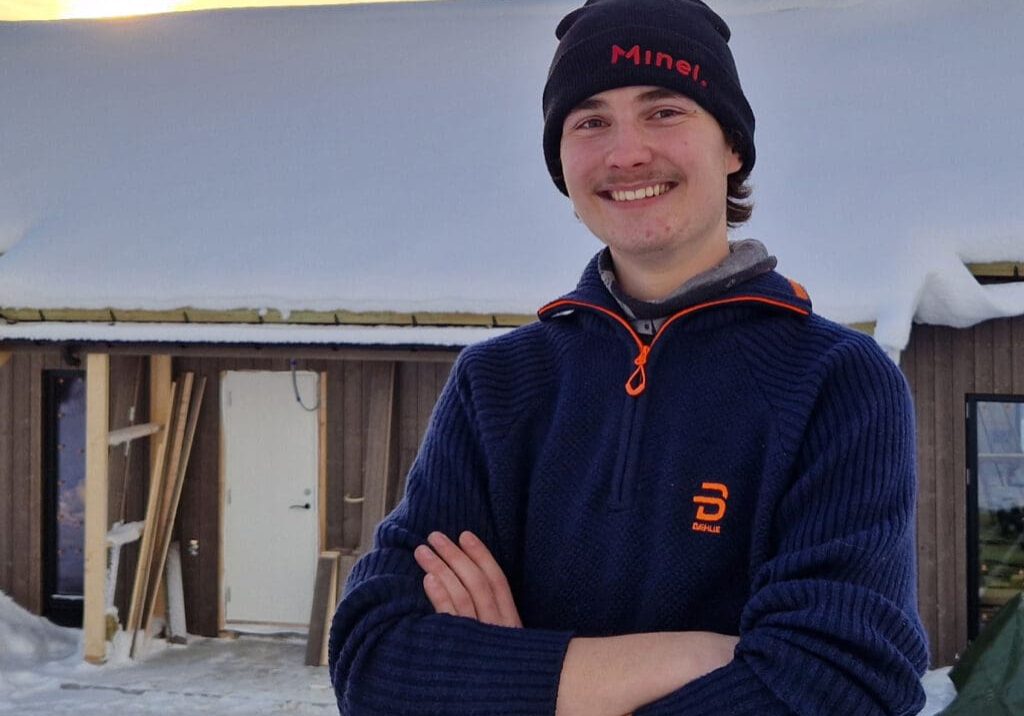 Stian Hammervold Minel Gausdag Bilde av en lærling som står utenfor et hus